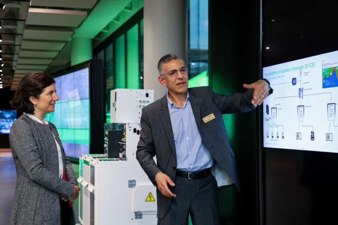 Ministra de Ciencia resalta avances en investigación y desarrollo durante su visita al Centro de Innovación de Schneider Electric en París