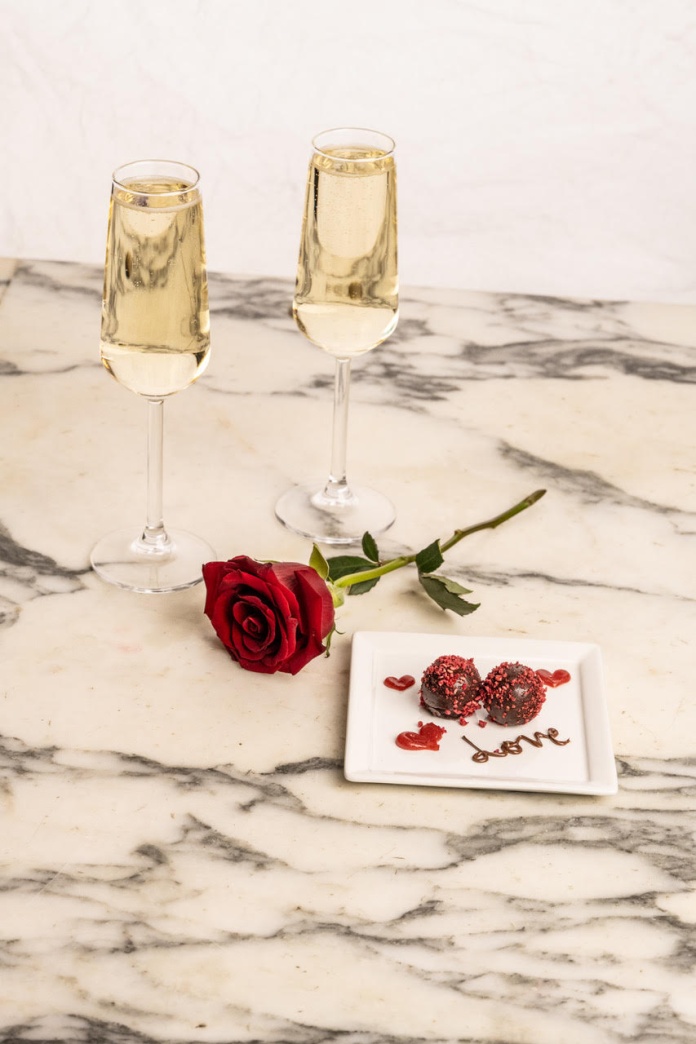 Un momento para relajarse en pareja, disfrutar de exquisitos platos, cocktails de autor y crear momentos únicos… estas son las alternativas para