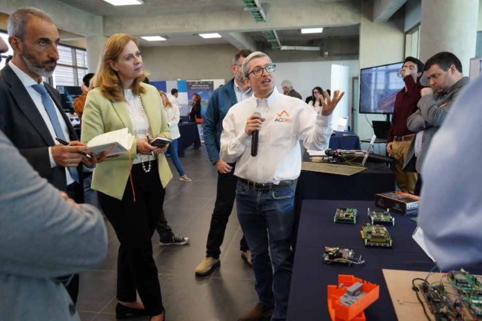 Avanza incorporación de Chile al CERN: comité evaluador visitó universidades nacionales en Santiago y Valparaíso