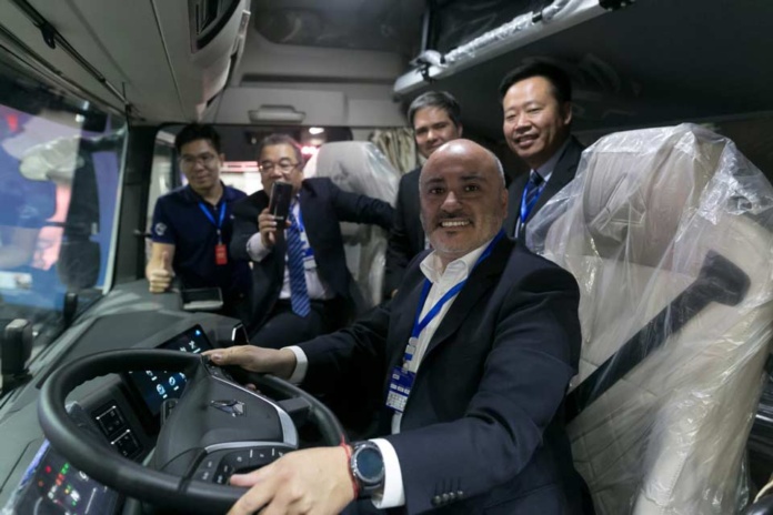 Exitosa Inauguración de la primera exposición itinerante de automóviles chinos Exitosa Inauguración de la primera exposición itinerante de automóviles chinos