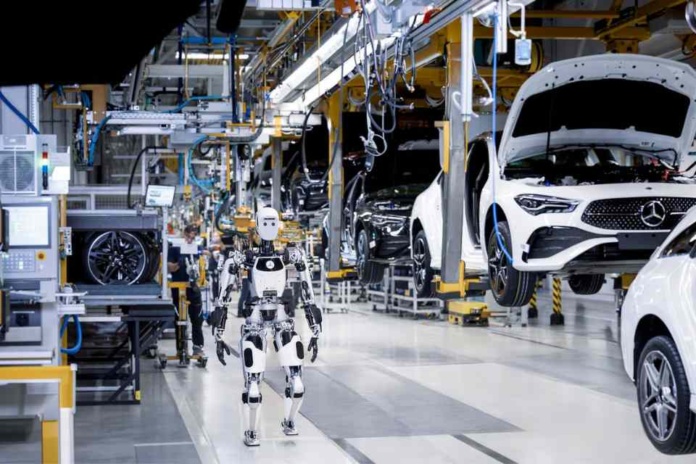 Mercedes-Benz revoluciona su eficiencia operativa con robots humanoides