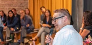 Otto Scharmer, la mente detrás de la Teoría U, se presentó en Santiago para dictar un taller exclusivo en la Fundación Mustakis