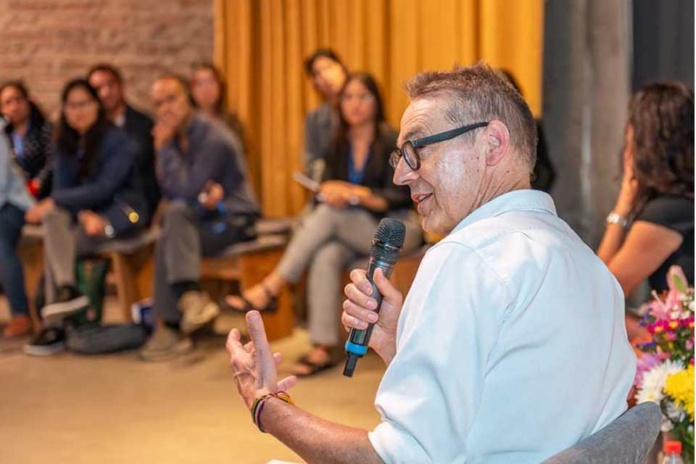 Otto Scharmer, la mente detrás de la Teoría U, se presentó en Santiago para dictar un taller exclusivo en la Fundación Mustakis