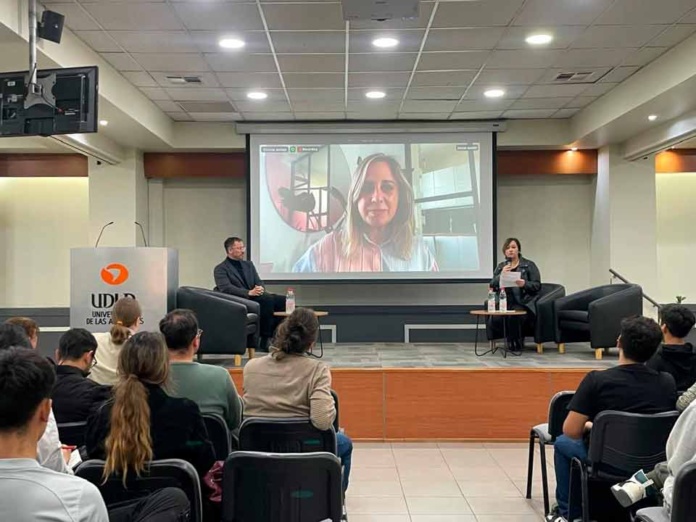 Arquitecta Marina Otero reflexionó en UDLA sobre la crisis de los centros de datos para el futuro de la humanidad