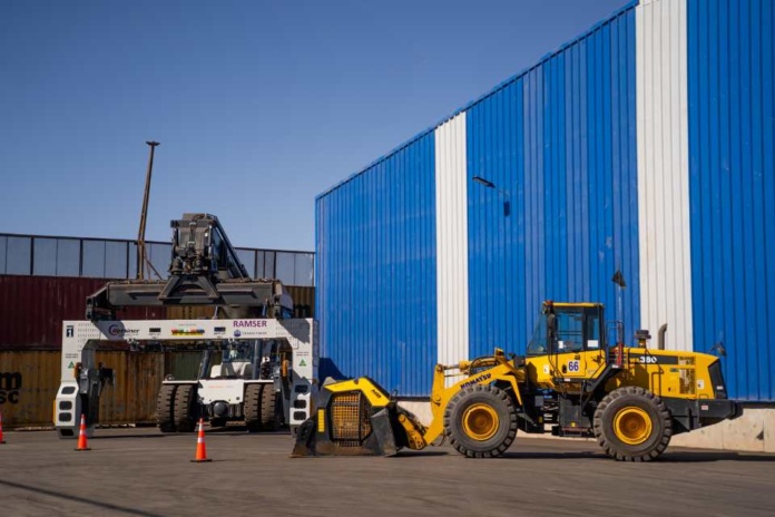 Glencore Chile y Puerto Antofagasta inauguraron las nuevas instalaciones que mejorarán y ampliarán el antepuerto Portezuelo en la Región de Antofagasta. Esta iniciativa requirió de la inversión de más de 6 mil millones de pesos y permitirá expandir en un 50% la capacidad del lugar, es decir, llegando hasta las 750 mil toneladas, cumpliendo con los estándares medioambientales y de sustentabilidad de Puerto Antofagasta.