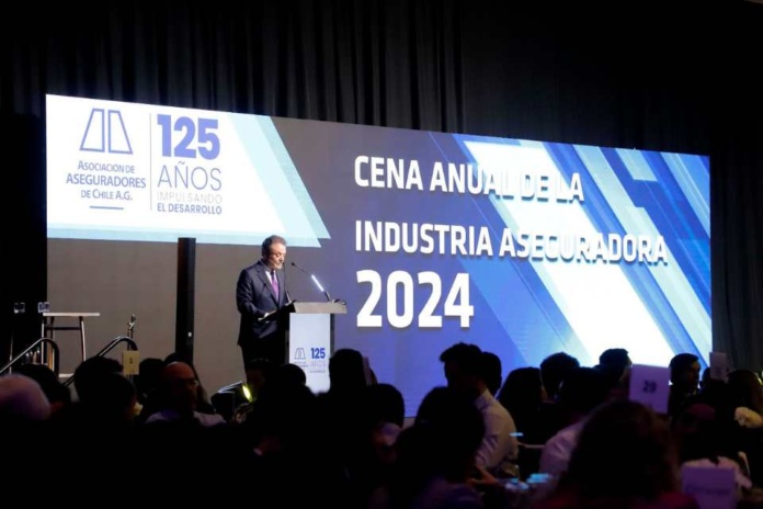 En la Cena Anual de la industria aseguradora Alejandro Alzérreca “La inseguridad termina actuando como un verdadero impuesto al crecimiento económico”