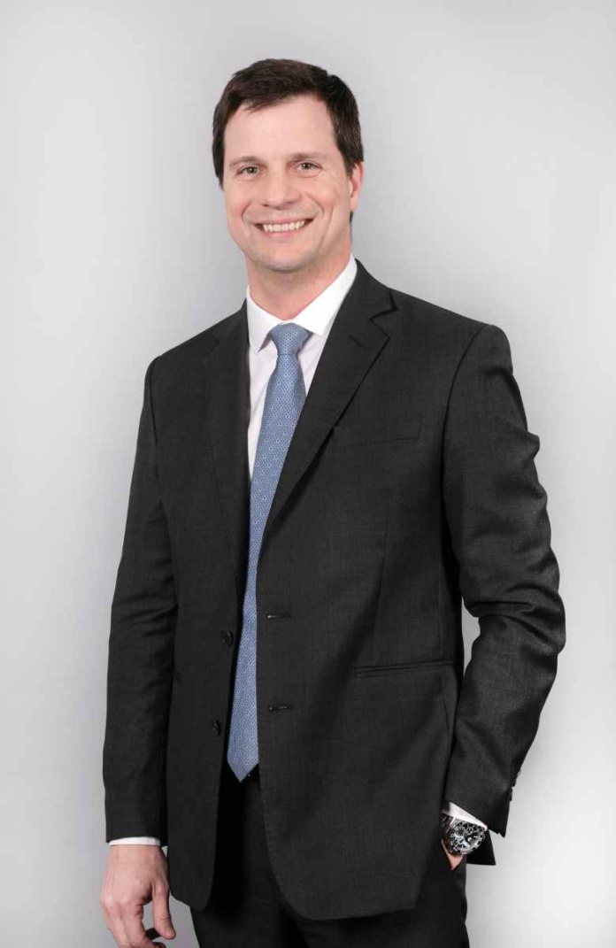 Trabajadores especializados en Inteligencia Artificial reciben hasta un 25% de salario adicional, según reporte de PwC