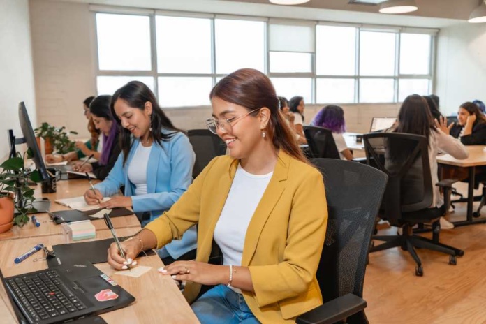 Laboratoria y Salesforce se unen para impulsar la empleabilidad de mujeres en la industria tecnológica Laboratoria y Salesforce se unen para impulsar la empleabilidad de mujeres en la industria tecnológica