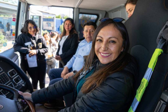Mujeres de Calama se formarán como conductoras profesionales
