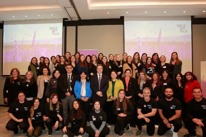 Con el objetivo de fortalecer las capacidades adaptativas de las mujeres para sus trayectorias laborales y fortalecer así sus habilidades de liderazgo para una industria energética más inclusiva, el Ministerio de Energía junto a la Agencia de Sostenibilidad Energética (AgenciaSE) cerraron con éxito la primera versión del “Programa de Liderazgo de Mujeres en Energía”, que contó con la participación de 31 profesionales provenientes de ese sector. La clausura de esta inédita iniciativa que coloca a Chile a la vanguardia en la preparación de mujeres para que asuman el liderazgo ante la transición energética, asistieron el Subsecretario de Energía, Luis Felipe Ramos; Iván Moran, SEREMI de Energía RM; Ana Martínez, SEREMI de la Mujer y Equidad de Género RM; Rosa Riquelme, directora ejecutiva de la Agencia de Sostenibilidad Energética; Francisca Valenzuela, Jefa de la Oficina de Género y DDHH del Ministerio de Energía y Jessica Miranda Jefa de la Oficina Temática de Educación y Género de la AgenciaSE. El Subsecretario de Energía, Luis Felipe Ramos valoró el inicio de este programa que incorporó a trabajadoras de la industria energética: 