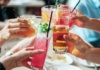 Queda poco para que las bebidas alcohólicas en nuestro país incorporen en sus envases sellos que adviertan sobre los riesgos y consecuencias del consumo nocivo de alcohol, medida enmarcada en la Ley de Etiquetado de Alcoholes publicada a fines del año 2023 en el Diario Oficial. Como es sabido, en Chile la normativa que regula el expendio y consumo de bebidas alcohólicas es la ley 19.925, comúnmente conocida como la 'Ley de Alcoholes'. No obstante, en el año 2021 se promulgó la ley 21.363, la cual pone un énfasis especial en la comercialización y publicidad de estos productos. Las principales medidas que comenzarán a regir a partir del domingo 7 de julio incluyen la rotulación de calorías, prohibición de publicidad dirigida a menores, restricciones horarias en la publicidad y advertencias sanitarias en los envases. Samantha León, ingeniera de desarrollo del Centro CREAS, comenta sobre la importancia de esta nueva normativa: “El etiquetado es el principal canal de comunicación entre el productor y el consumidor. Por esta razón, esta ley busca advertir de manera clara a las personas sobre los principales riesgos del consumo de alcohol mediante el uso de símbolos gráficos similares a los sellos negros comúnmente utilizados en alimentos”. Estos nuevos sellos tendrán su enfoque en tres mensajes clave: "No beber al conducir" (con un dibujo tachado de un automóvil), "Riesgo para tu bebé" (con un dibujo tachado de una mujer embarazada bebiendo) y "No beber menores de 18 años" (con un dibujo tachado que indica "-18"). Todos los mensajes estarán acompañados de la frase "el consumo nocivo de alcohol daña tu salud". Este etiquetado obligatorio afectará a todas las bebidas con una graduación alcohólica igual o mayor a 0,5°. Las advertencias deben ser claras, precisas, visibles y fácilmente legibles, y se incluirán también en cajas o embalajes promocionales destinados al consumidor. Además de estos requerimientos, los envases deberán indicar el valor energético de la bebida expresado en kilocalorías por cada 100 mililitros. “Es importante observar las etiquetas para conocer claramente qué es lo que se está consumiendo”, agrega Samantha, ya que “las bebidas alcohólicas no se clasifican como alimentos, por lo que su etiquetado difiere del establecido por el Reglamento Sanitario de los Alimentos (RSA)”. Además, según explica la profesional, “el consumo de estos productos implica una ingesta de calorías para el consumidor. Por esta razón, la normativa comenzará a exigir que las bebidas alcohólicas incluyan información también sobre el contenido energético en su etiquetado”. LIMITAR EL CONSUMO EXCESIVO Y es que nuestro país cuenta con datos alarmantes respecto del consumo de alcohol. Según las estadísticas proporcionadas por el sitio web del Servicio Nacional para la Prevención y Rehabilitación del Consumo de Drogas y Alcohol (SENDA), una de cada 10 muertes en el país es atribuible al consumo de alcohol, lo que equivale a aproximadamente 2,831 personas que mueren a los 40 años. Además de eso, otro dato destaca que el 80% de los mayores de 12 años ha consumido alcohol alguna vez durante su vida. Por otra parte, según datos del Ministerio de Transportes de 2023, en Chile ocurren siniestros viales cada seis minutos, y dentro de las principales causas de muerte está precisamente la conducción bajo los efectos del alcohol, a pesar de la vigente Ley Tolerancia Cero. La implementación de esta ley es un paso importante para fomentar un consumo responsable y consciente de alcohol, protegiendo así la salud y seguridad de la población.