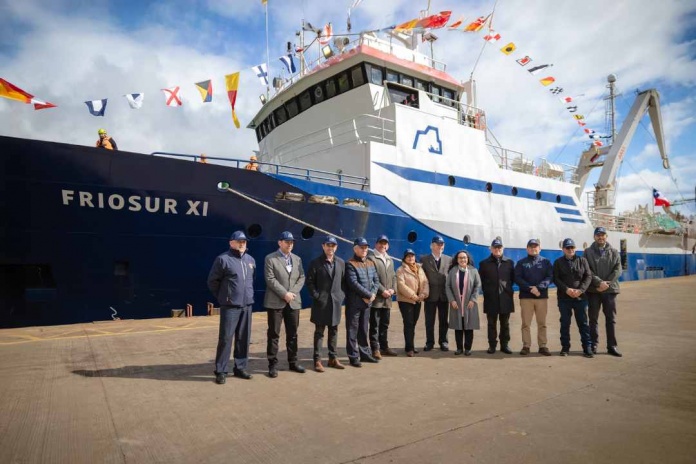 Autoridades y trabajadores exigen certeza jurídica para la pesca en Aysén en inauguración de nuevo barco de Friosur 