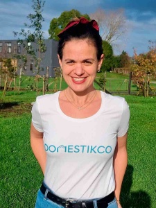 DomestikCo lanza primer seguro de vida y telemedicina para asesoras del hogar en Chile