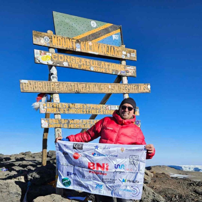 Emprendedor que masificó el uso de la firma electrónica llevó la bandera de las pymes al monte más alto de África