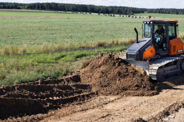 Nuevo Dozer Develon DD130 Potencia y precisión en movimiento