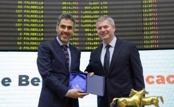 Universidad Adolfo Ibáñez recibe reconocimiento de la Bolsa de Santiago por su aporte a la educación financiera