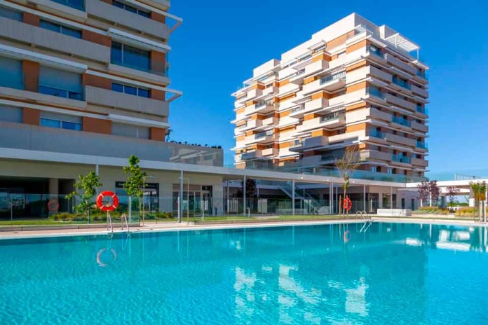 Las reglas de oro para evitar conflictos en la piscina del condominio este verano Las reglas de oro para evitar conflictos en la piscina del condominio este verano