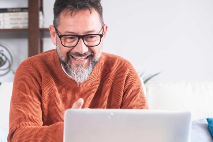 Queda un mes para presentar iniciativas que desarrollen habilidades digitales de personas mayores