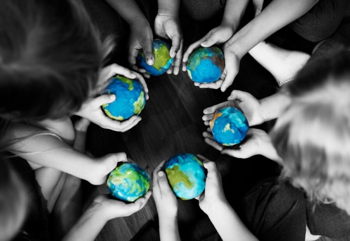 Actualmente, la migración en el mundo y en particular en Chile no tiene buena acogida para cierta parte de la población de chilenos que la reciben. Sin embargo, la encuesta CEP del 2023 señala que los chilenos tienen una mirada equilibrada de la migración, con una disposición al ejercicio de la ciudadanía universal (acceso a derechos sociales para migrantes y nacionales), que valoran la diversidad cultural que ella entrega, sin dejar de lado su identidad nacional. Algo muy distinto a lo señalado en múltiples redes sociales, en donde la xenofobia y la discriminación se hacen presentes. Parece ser que las personas que conviven cotidianamente con personas migrantes, que tienen las mismas motivaciones de salir adelante, trabajar, dar educación a sus hijos y ser un aporte, son muchas más que las otras que estigmatizan. Al recordarse el Día Internacional del Migrante, debe entenderse que el migrar es un derecho humano básico para la sobrevivencia de personas que por diversas razones deben desplazarse por el mundo. En el caso latinoamericano, ese movimiento es por toda la región. Atrás quedó la idea de un Chile protegido por sus fronteras naturales, que nos hizo creer que este fenómeno no llegaría a nuestro país. Toda una ilusión, ya que desde el regreso a la democracia se comienza paulatinamente a dar este movimiento de personas. En el mundo, hace más de veinte años que los flujos migratorios se hicieron más frecuentes y poderosos, dando cuenta de conflictos armados, precarias expectativas de vida, abandono de tierras por conflictos internos en los países, extractivismo, agotamiento de recursos naturales, hambruna, miseria, todo lo cual da cuenta de que el migrar hoy tiene algo de forzoso. Asimismo, no podemos olvidar, que nuestro país y toda nuestra América, como todos los países, se han construido por migrantes. Ejemplo de ello son los chinos en el Perú, europeos por todo el mundo, árabes en los cinco continentes, africanos que de manera forzosa fueron traídos a nuestras tierras. En fin, al parecer, todos tenemos algo de migrantes. Es más, Chile se ha construido gracias a la migración. Por ello, conmemorar esta fecha nos tiene que llevar a pensar en cómo construir relaciones de reciprocidad, respeto y tolerancia, ya que todos y todas contribuimos a al desarrollo y crecimiento de nuestro país y favorecemos el dinamismo de las economías gracias al movimiento de dinero que se da por quienes migran, al reconocimiento de la diversidad cultural que nos nutre y contribuye a mirar y mirarnos desde el movimiento continuo.