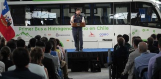 Alianza público-privada junto al presidente Gabriel Boric presentan el primer bus a hidrógeno hecho en Chile