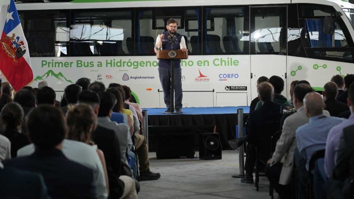 Alianza público-privada junto al presidente Gabriel Boric presentan el primer bus a hidrógeno hecho en Chile Alianza público-privada junto al presidente Gabriel Boric presentan el primer bus a hidrógeno hecho en Chile