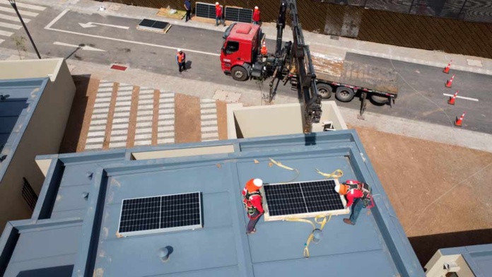 Casas con paneles fotovoltaicos impulsan desarrollo sostenible