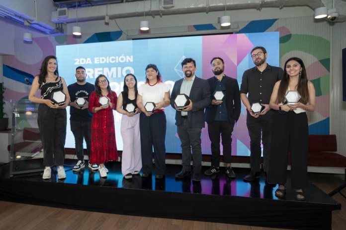 Multinacional reconoce a los periodistas que lideran la de la ciencia y tecnología en Chile