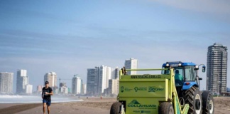 MÁQUINA BARREDORA CONTINÚA SU TRABAJO DE LIMPIEZA DE PLAYAS PARA RECIBIR A TURISTAS EN VERAN