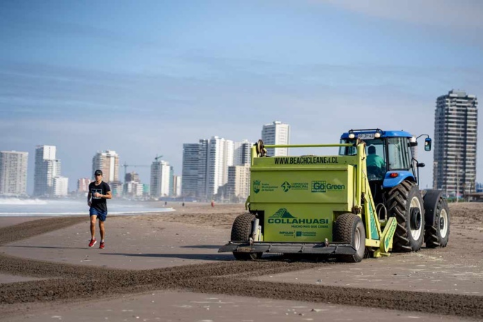 MÁQUINA BARREDORA CONTINÚA SU TRABAJO DE LIMPIEZA DE PLAYAS PARA RECIBIR A TURISTAS EN VERAN