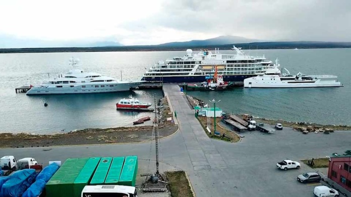 Aumenta recalada de grandes yates turísticos en terminal marítimo Patagonia sur del grupo de empresas Skorpios en Puerto Natales