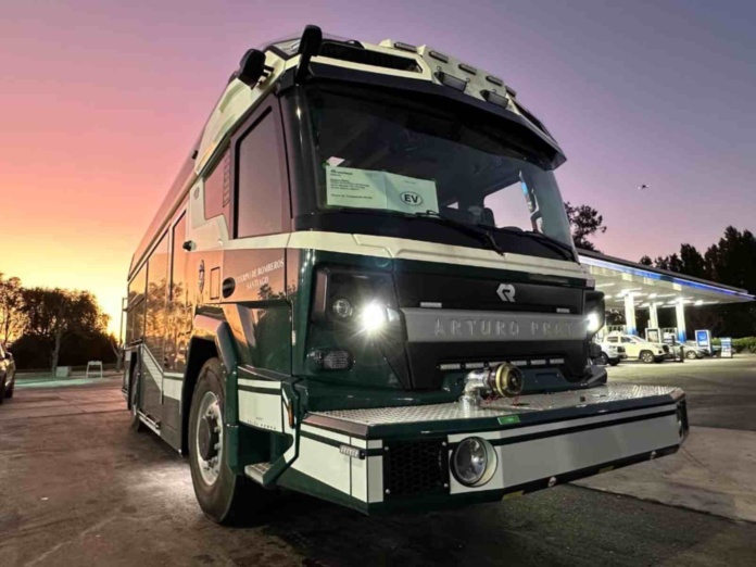 Bomberos de Santiago refuerza su flota con la llegada del primer carro bomba eléctrico de Latinoamérica