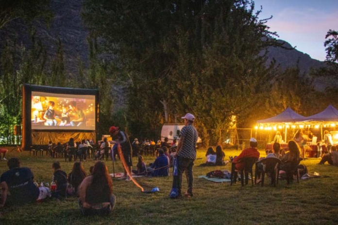 Cine solar: Vecinos de San José de Maipo disfrutaron de funciones gratuitas y al aire libre