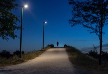 Destacan los beneficios de las luminarias solares autónomas para zonas rurales en Chile