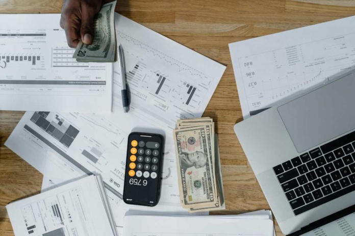 Morosidad y el pago en cuotas con la tarjeta de crédito, registran un alza anual en el pago de la cuenta de la luz de un 15% Morosidad y el pago en cuotas con la tarjeta de crédito, registran un alza anual en el pago de la cuenta de la luz de un 15%