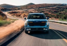 Siete modelos de Kia ganan premios en los “Car and Driver Editors’ Choice 2025” Siete modelos de Kia ganan premios en los “Car and Driver Editors’ Choice 2025” K5, EV6, Niro Híbrido, EV9, Carnival, Carnival Híbrido y Telluride estuvieron entre los 20 ganadores seleccionados entre más de 450 modelos probados. Los modelos ganadores de Kia abarcan la diversa línea de vehículos a gasolina, híbridos y eléctricos del fabricante de automóviles. ESTADOS UNIDOS, febrero de 2025. Siete modelos de Kia fueron incluidos en la lista de premios “Editors’ Choice Awards 2025” de Car and Driver, lo que representa el “cuadro de honor” anual de la publicación a la excelencia automotriz. Los ganadores, todos vehículos modelo 2025, incluyen el K5, EV6, Niro Híbrido, EV9, Carnival, Carnival Híbrido y el Telluride, ganador de los premios “10 Best 2025” de Car and Driver (seis veces ganador). "Con siete modelos que se ganaron un lugar en esta prestigiosa lista, Kia ha demostrado su excelencia en todos los ámbitos, desde vehículos a gasolina hasta híbridos y eléctricos", dijo Steven Center, director de operaciones y vicepresidente ejecutivo de Kia América. "Este logro refuerza nuestro compromiso de ofrecer diseño, calidad y rendimiento de vanguardia en toda nuestra línea". Las opciones ganadoras de Car and Driver fueron seleccionadas de casi 500 modelos que los editores probaron, calificaron y clasificaron en 45 segmentos de vehículos del mercado, desde SUV pequeños hasta sedanes eléctricos y desde autos deportivos de lujo hasta camionetas pick-up heavy duty. Los mejores vehículos en sus segmentos son aquellos que los editores de Car and Driver recomendarían con confianza a lectores, familiares y amigos, lo que ayuda a los compradores a identificar fácilmente las mejores opciones del mercado. "El premio Editors' Choice reconoce el rendimiento, el valor y el cumplimiento de la misión, y la línea de vehículos a gasolina, híbridos y eléctricos de Kia ha ganado siete para 2025", dijo Tony Quiroga, editor en jefe de Car and Driver. Los ganadores de Editors' Choice se seleccionan en función de las rigurosas pruebas de Car and Driver, las evaluaciones de expertos, el valor, el placer de conducir y las clasificaciones de segmentos. Solo los modelos 2025 que el personal ha probado personalmente son elegibles. Este último honor llega poco después de que el Telluride 2025 fuera nombrado entre los codiciados “10 Best Trucks and SUVs” de Car and Driver por sexto año consecutivo.