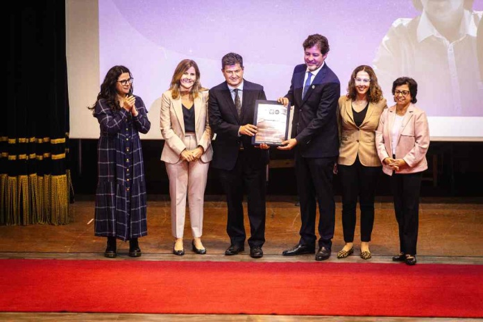 Minera Antucoya recibe premio de Mesa Mujer y Minería por buenas prácticas de inclusión