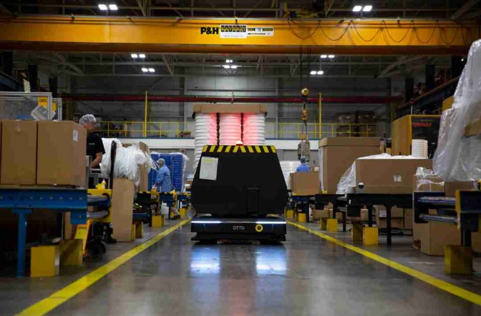 Industria automotriz crecerá un 15% al 2028 y adopta robots móviles autónomos para ganar eficiencia