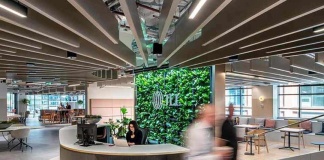 Por Cristian Lorca Facility Management JLL Chile En el contexto actual de Chile, donde las empresas enfrentan una transformación acelerada impulsada por la digitalización, el bienestar laboral y la eficiencia operativa, el espacio de trabajo ha dejado de ser solo una infraestructura física. Hoy, representa una herramienta estratégica que puede impactar directamente en la productividad, cultura organizacional y retención de talento. En este escenario, la gestión inteligente del entorno laboral se convierte en un desafío clave para las organizaciones que buscan ser más competitivas. La subutilización de espacios, la rigidez en su uso y la desconexión entre infraestructura y cultura empresarial son algunos de los problemas que más se repiten en el ecosistema empresarial chileno. La solución no solo está en renovar oficinas o sumar metros cuadrados. El verdadero cambio viene de la mano de una gestión integral, basada en datos, adaptabilidad y enfoque humano. Modelos como el Facility Management, cuando se aplican con visión estratégica, permiten transformar el lugar de trabajo en un activo que impulsa el rendimiento del negocio. Firmas especializadas en este ámbito han demostrado que es posible crear entornos que evolucionen con el negocio, se ajusten a las necesidades cambiantes de las personas y generen beneficios medibles: desde ahorros operacionales hasta una mayor colaboración y satisfacción entre equipos. En Chile, esta tendencia está ganando terreno, sobre todo en sectores como tecnología, servicios financieros y retail, donde la innovación y el dinamismo obligan a repensar el uso del espacio. Soluciones que integran análisis de datos, diseño centrado en el usuario y estrategias flexibles se perfilan como la respuesta más eficaz para una gestión moderna del entorno laboral. Desde su experiencia internacional y presencia local, JLL ha demostrado que transformar el espacio físico con inteligencia, empatía y precisión puede marcar una diferencia real en el éxito organizacional. Su enfoque en Facility Management no solo se adapta al contexto chileno, sino que ofrece una guía clara sobre cómo convertir desafíos cotidianos en oportunidades de crecimiento. Repensar el espacio de trabajo es más que una tendencia. Es una decisión estratégica para aquellas empresas que, en medio de la transformación digital y cultural, buscan liderar el futuro del trabajo en Chile.