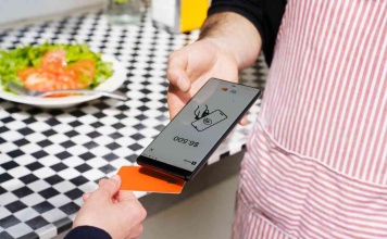 SumUp lanza solución que convierte los teléfonos móviles en una máquinas de tarjetas