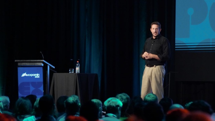 Zack Kass en Expomin 2025: “Una máquina no va a determinar nuestro futuro, sino qué es lo que queremos que la máquina haga por nosotros”