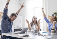 América Latina lidera en bienestar laboral pese a la presión del estrés, según ADP