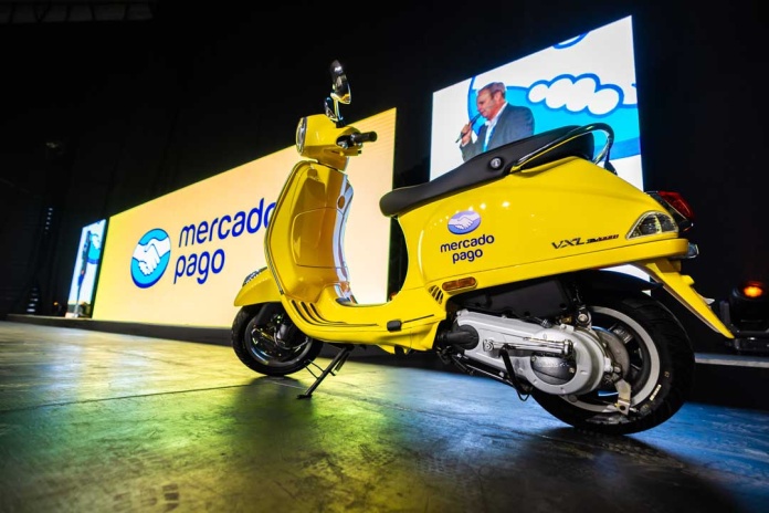 Asistió por primera vez a una feria fintech y se fue en una Vespa