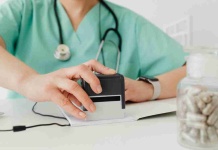 El 64% de los chilenos pide desvincular a los funcionarios que viajaron al extranjero con licencias médicas