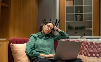 Encuesta revela retroceso del trabajo remoto y consolidación de la jornada híbrida en el mercado laboral de Chile