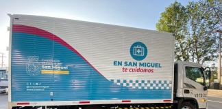 Hyundai Camiones & Buses fortalece la logística de salud en San Miguel con la entrega de un Mighty EX8 Refrigerado La Municipalidad de San Miguel incorpora un camión Hyundai Mighty EX8 Refrigerado a su flota, optimizando el traslado de medicamentos en condiciones controladas. Esta unidad destaca por su eficiencia, versatilidad y capacidad de adaptación a distintos tipos de carrozado, reafirmando el compromiso de la marca con soluciones de transporte a medida. SANTIAGO, 23 de mayo de 2025. Hyundai Camiones & Buses realizó la entrega de una unidad del modelo Mighty EX8 Refrigerado a la Ilustre Municipalidad de San Miguel, la cual será destinada al transporte de medicamentos dentro de la comuna, fortaleciendo así la logística del sistema de salud local. Este camión representa una solución eficiente y confiable para las necesidades de distribución que requieren control de temperatura y seguridad en el traslado de productos sensibles. Gracias a su diseño robusto y su carrocería refrigerada, el Mighty EX8 permite mantener una cadena de frío constante, lo que garantiza la calidad de los medicamentos transportados. Versatilidad y adaptabilidad destacadas El Hyundai Mighty EX8 es reconocido por su versatilidad, permitiendo múltiples configuraciones de carrozado según los requerimientos específicos de cada operación. Su capacidad de carga de hasta 5.600 kilos, maniobrabilidad urbana y eficiencia en el consumo de combustible lo convierten en una excelente opción para municipios, empresas y operadores logísticos que buscan soluciones a medida. "Esta entrega refleja nuestro compromiso con el desarrollo de soluciones de transporte que se adapten a las necesidades del sector público y privado, apoyando tareas críticas como el abastecimiento de medicamentos," señaló John Novoa, Gerente de la División de Vehículos Comerciales de Indumotora. Con hasta 5,3 metros de largo carrozable, el Hyundai Mighty EX8 hoy se ofrece con motores de 2.9 litros y el recién estrenado 3.9 litros, con 160 y 170 caballos de fuerza respectivamente, además de contar con intervalos de mantenimiento de 20.000 kilómetros para las versiones 2.9 y 40.000 kilómetros para las versiones 3.9, junto a esto una garantía de fábrica de 3 años sin límite de kilometraje. Con esta incorporación, la comuna de San Miguel refuerza su compromiso con el bienestar de sus vecinos, asegurando un transporte seguro y eficaz de insumos médicos dentro de su territorio. Hyundai Camiones & Buses ofrece soluciones de transporte confiables, eficientes y adaptadas a las diversas necesidades del mercado chileno. Con una amplia gama de productos y un sólido respaldo postventa, la marca continúa consolidando su liderazgo en el segmento de vehículos comerciales.