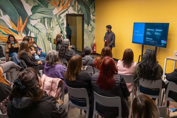 Junto a MadeinnConce: Programa 'Biobío Emprende con Camanchaca' convocó a emprendedoras de Talcahuano, Tomé y Coronel