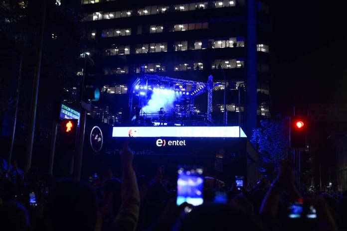 Torre Entel cumple 50 años y celebra con intervención sorpresa de Los Bunkers