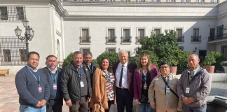 Trabajadoras de la industria pesquera del Biobío entregan carta en La Moneda y exigen intervención inmediata