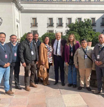 Trabajadoras de la industria pesquera del Biobío entregan carta en La Moneda y exigen intervención inmediata