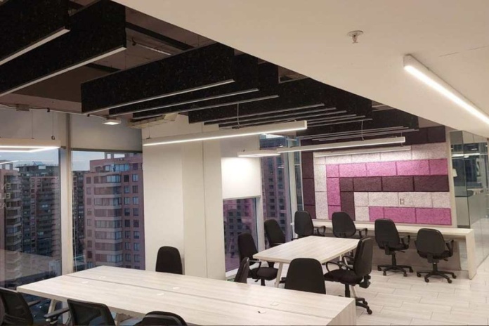 Transforman más de 1.000 kilos de uniformes en desuso en paneles acústicos sustentables